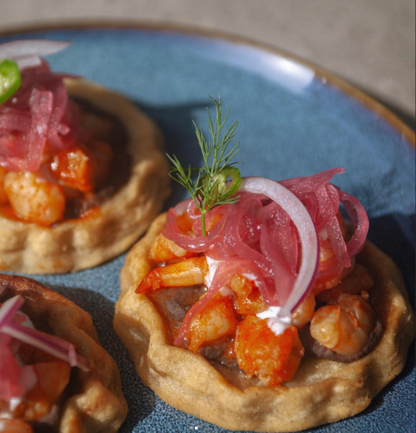 Tostadas de camarón con cebolla morada encurtida